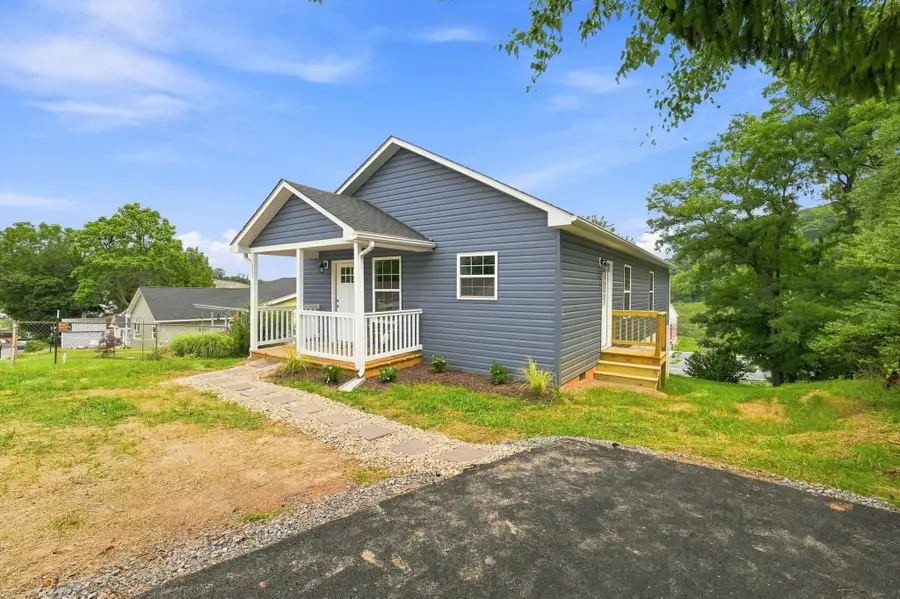 715 Mineola St, Staunton, VA 24401 - #3