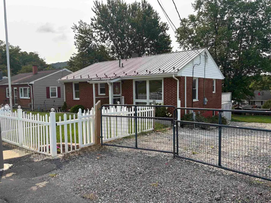 320 Sharon Ln, Staunton, VA 24401 - #2