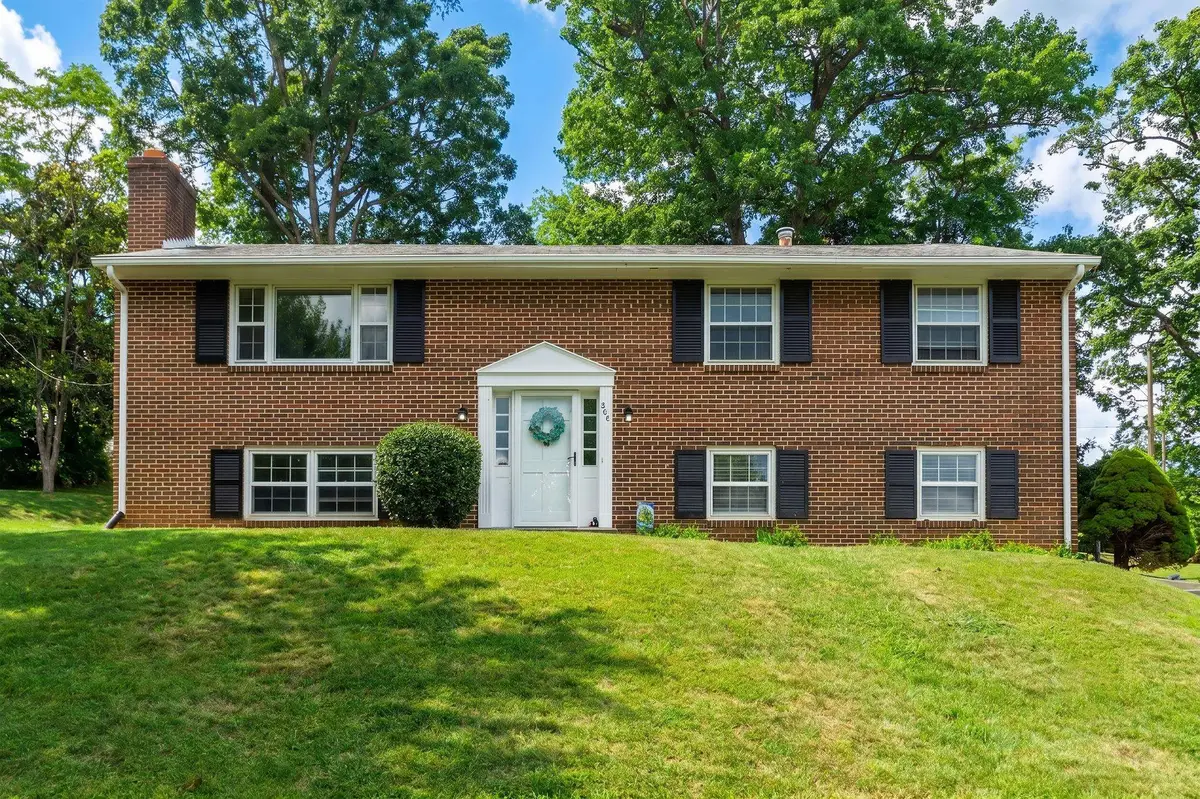 906 Ridgecrest Cir, Staunton, VA 24401 - #1