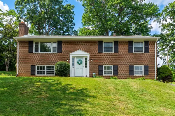 906 Ridgecrest Cir, Staunton, VA 24401
