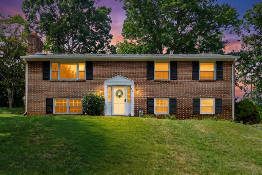 906 Ridgecrest Cir, Staunton, VA 24401 - #2