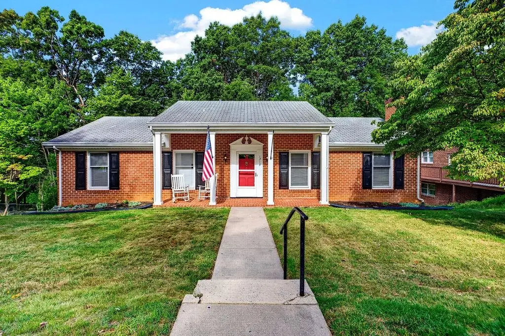 1215 Pinehurst Rd, Staunton, VA 24401 - #1