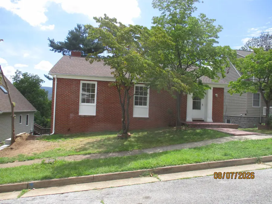 364 Walnut Ave, Waynesboro, VA 22980 - #2