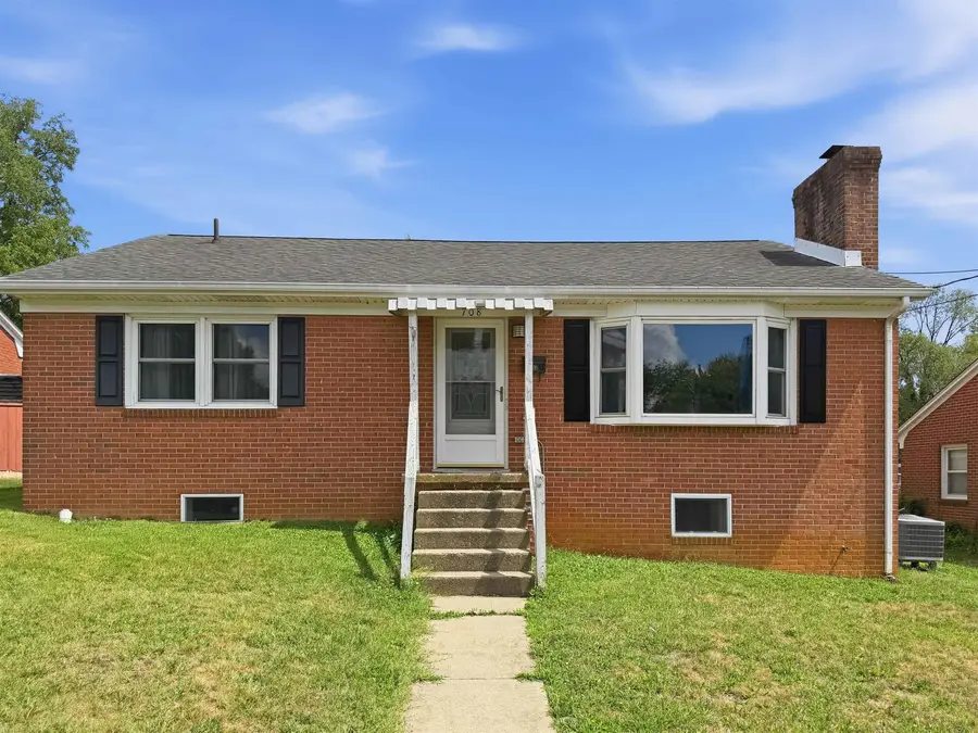 708 Florence Ave, Waynesboro, VA 22980 - #2