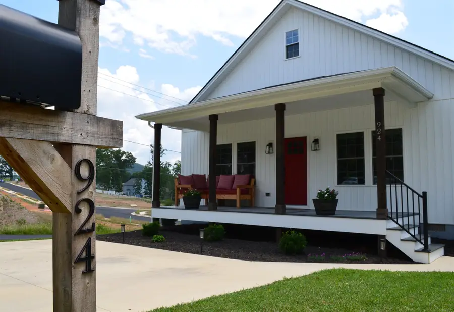 924 Gordon St, Staunton, VA 24401 - #2