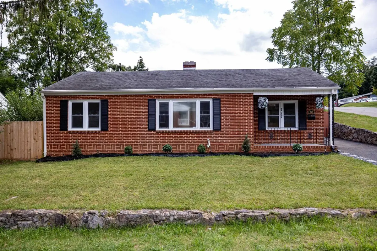 727 Cherry Hill Dr, Staunton, VA 24401 - #1