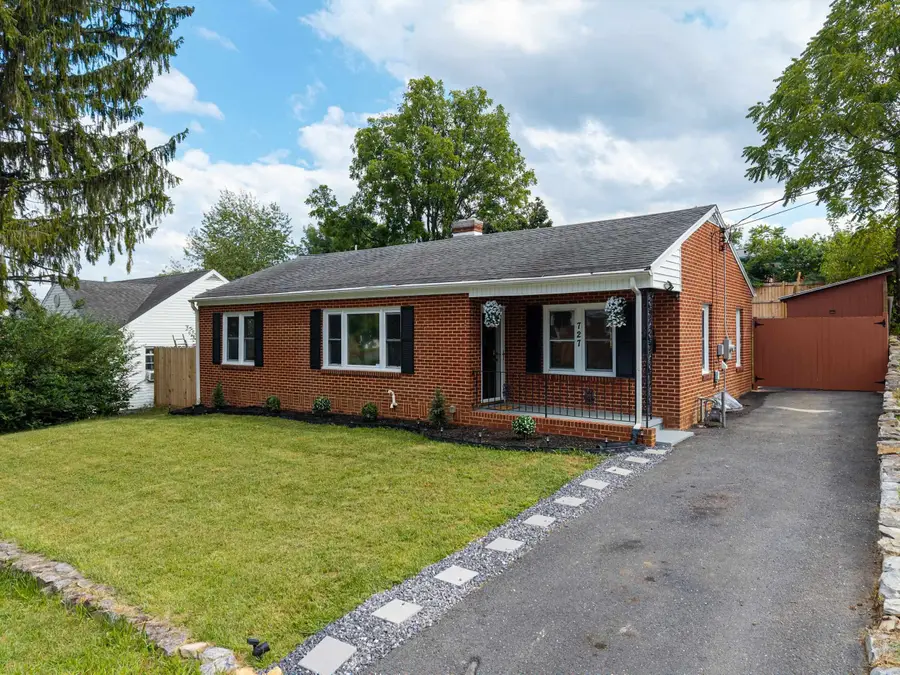 727 Cherry Hill Dr, Staunton, VA 24401 - #2