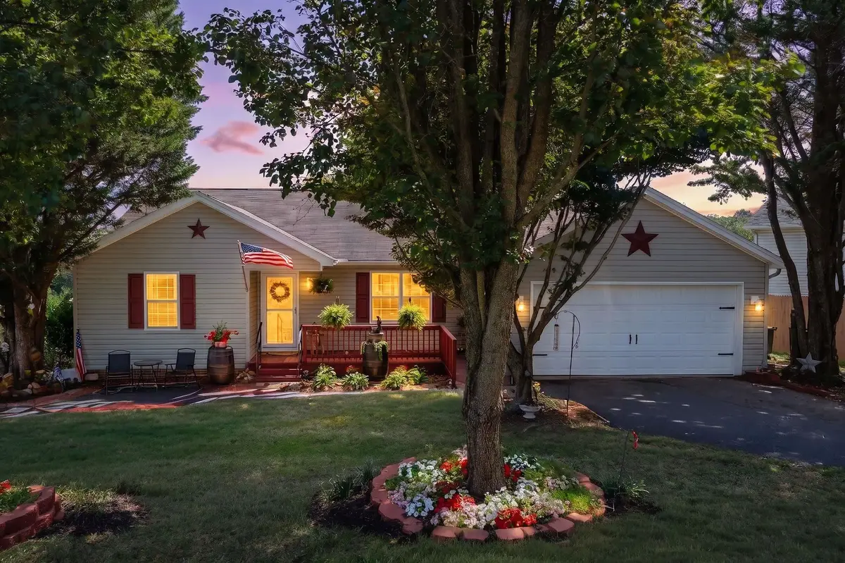 521 Marian Pl, Staunton, VA 24401 - #1