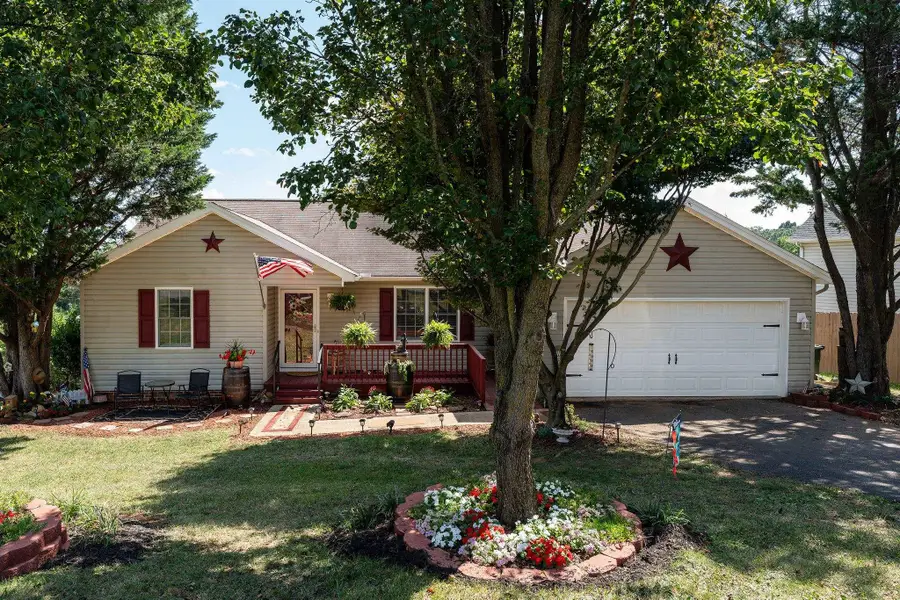 521 Marian Pl, Staunton, VA 24401 - #3