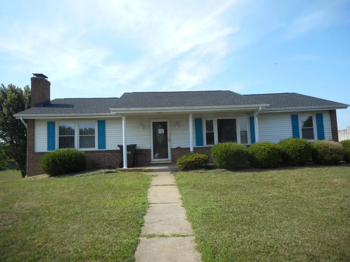 207 Fox Hill Dr, Staunton, VA 24401 - #1