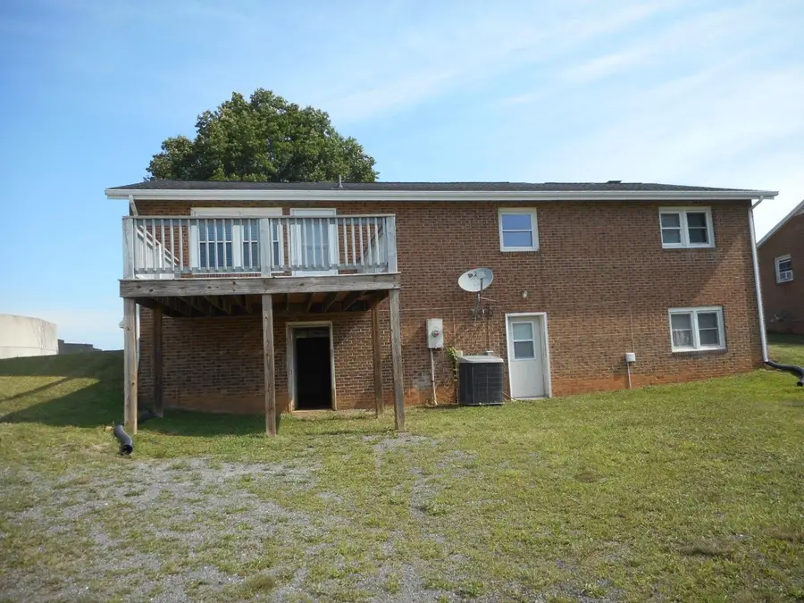 207 Fox Hill Dr, Staunton, VA 24401 - #3