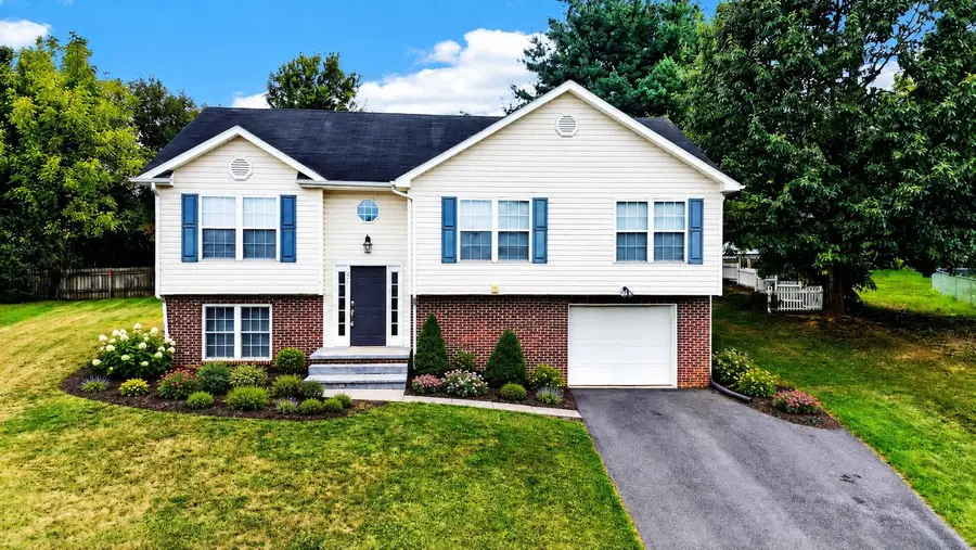 650 Edwardian Ln, Waynesboro, VA 22980 - #2