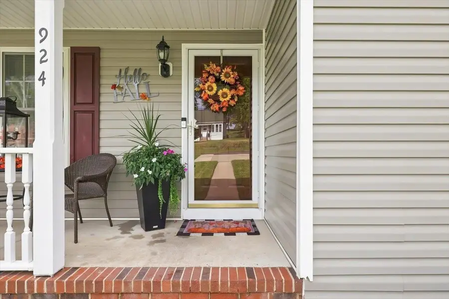 924 Sherwood Ave, Waynesboro, VA 22980 - #2