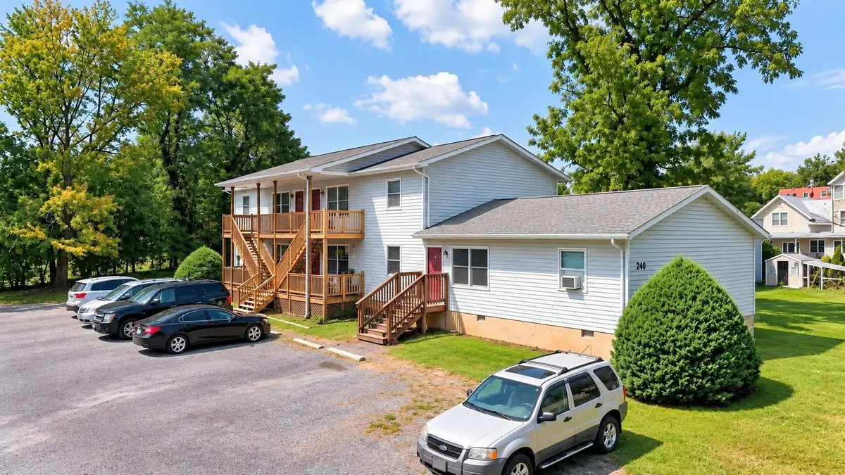 210 Locust St E, Woodstock, VA 22664 - #1