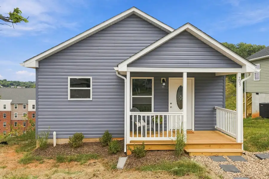 709 Mineola St, Staunton, VA 24401 - #2