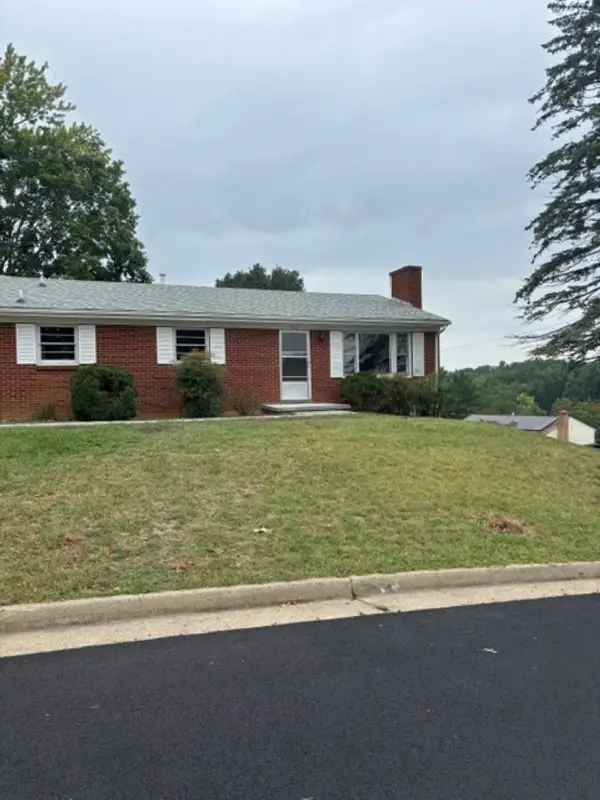 316 Monument Dr, Staunton, VA 24441