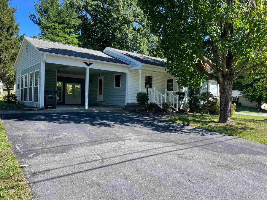201 Robin Hood Rd, Staunton, VA 24401 - #3