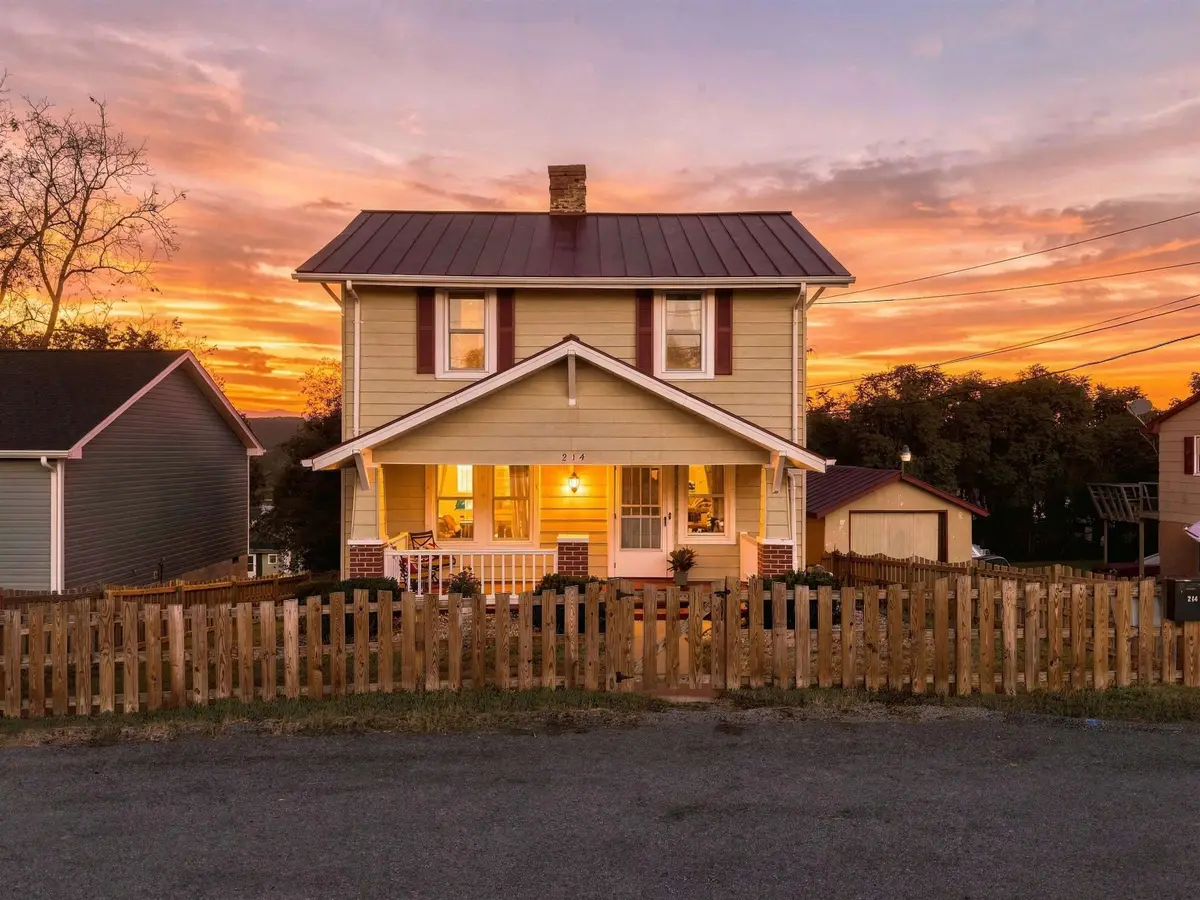214 Thompson St, Staunton, VA 24401 - #1