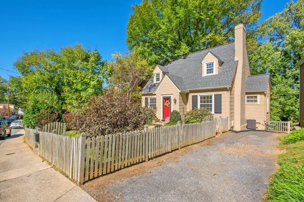 633 Alleghany Ave, Staunton, VA 24401 - #1