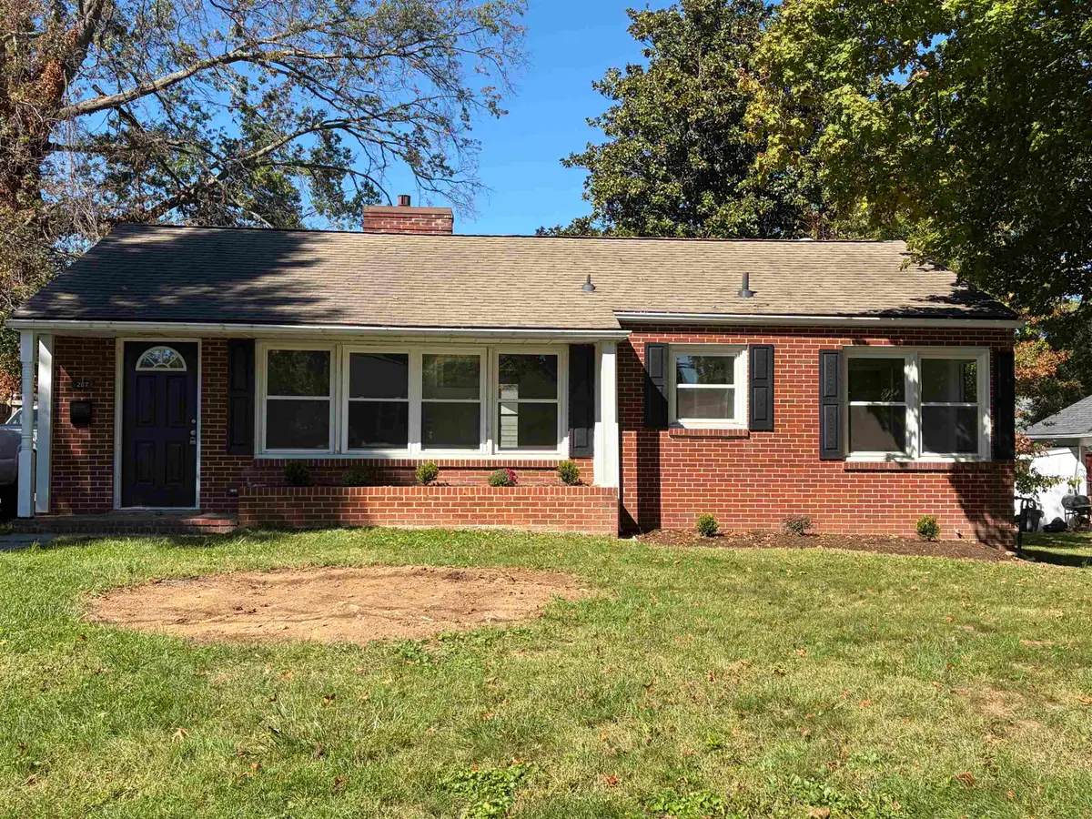 207 Skyland Ave, Waynesboro, VA 22980 - #1