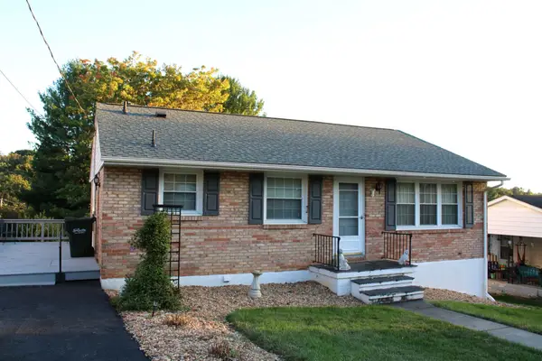 2208 Davis St, Staunton, VA 24401