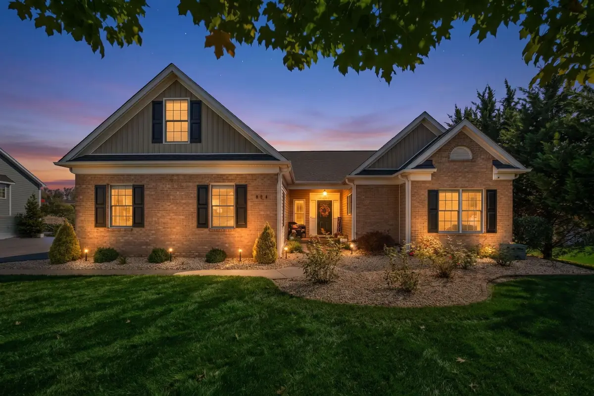 304 Gray Dr, Waynesboro, VA 22980 - #1