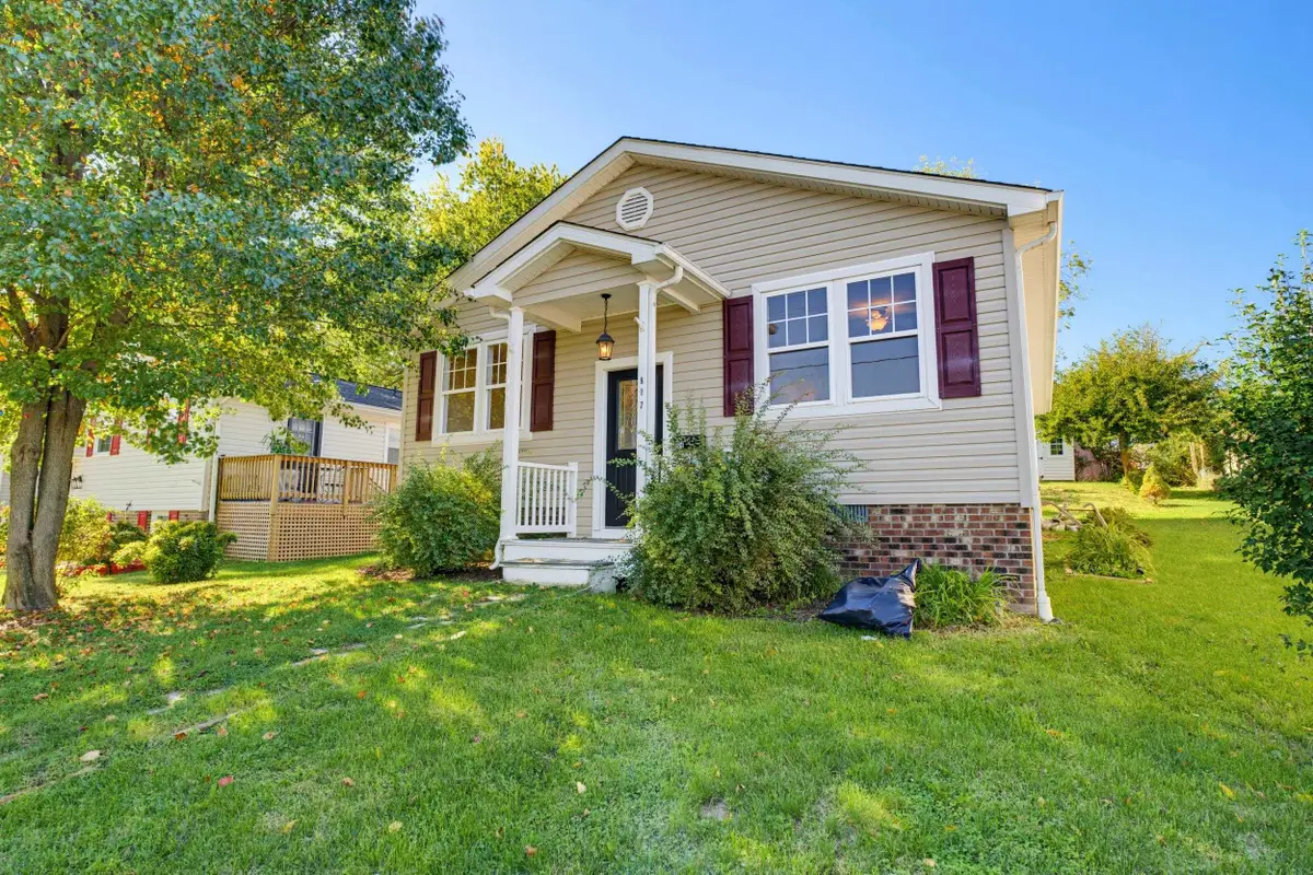 817 Sherwood Ave, Waynesboro, VA 22980 - #1