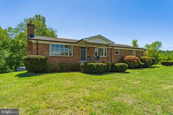 13767 Crest Hill Rd, Flint Hill, VA 22637