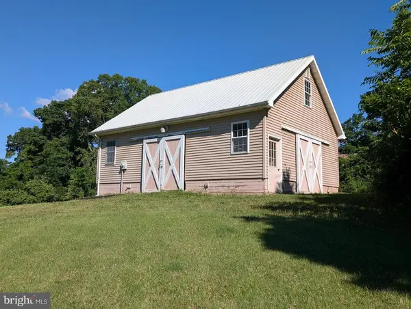 72 Christmas Tree Ln, Washington, VA 22747