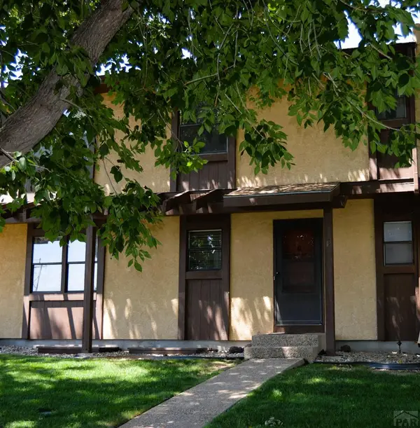 43 Glenroyal Dr #Q, Pueblo, CO 81005