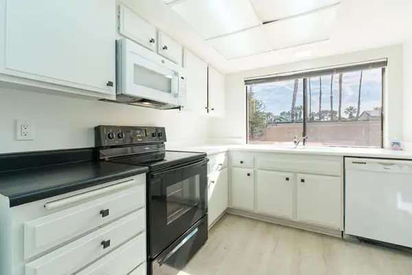 2420 Los Coyotes Drive, Palm Springs, CA 92264