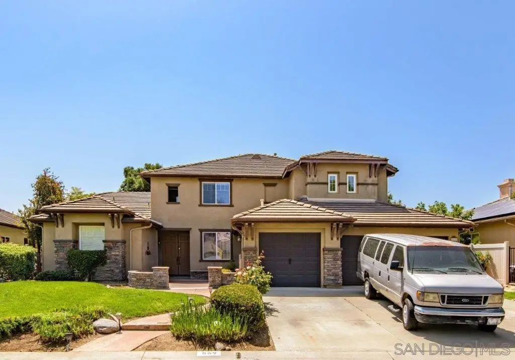 569 Inverlochy Dr, Fallbrook, CA 92028 - Image #1