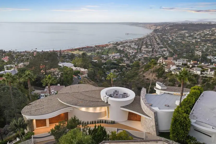 7455 Hillside Dr, La Jolla, CA 92037 - Image #3