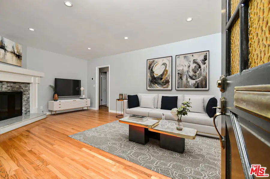 22025 De La Osa Street, Woodland Hills, CA 91364 - #2