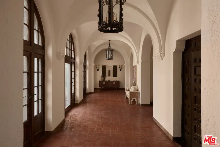 545 S Rimpau Boulevard, Los Angeles, CA 90020 - Image #2