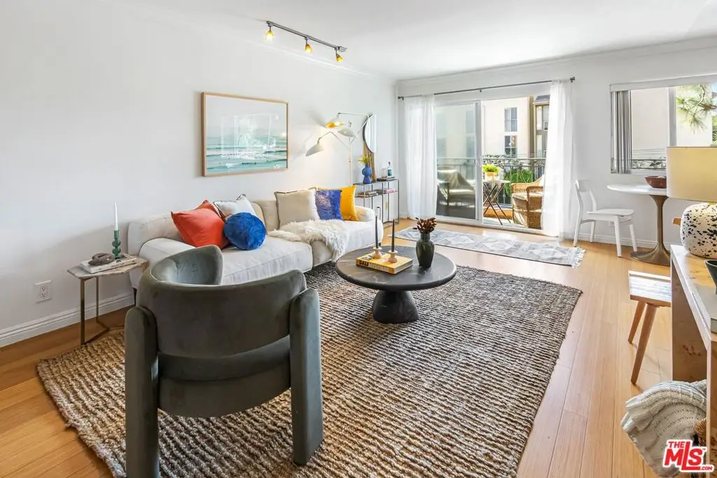 1154 S Barrington Avenue #201, Los Angeles, CA 90049 - Image #1