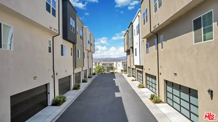 27009 Hummingbird Lane, Valencia, CA 91381 - Image #3