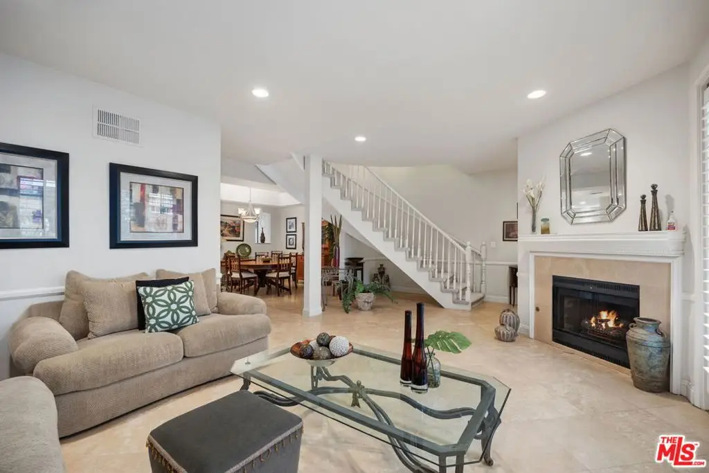 18135 Burbank Boulevard #8, Tarzana, CA 91356 - Image #1