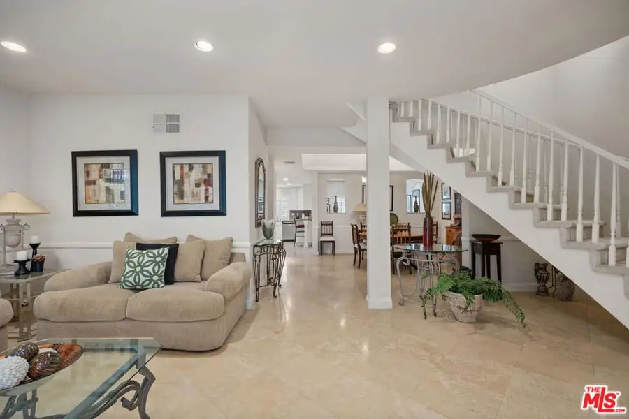 18135 Burbank Boulevard #8, Tarzana, CA 91356 - Image #2