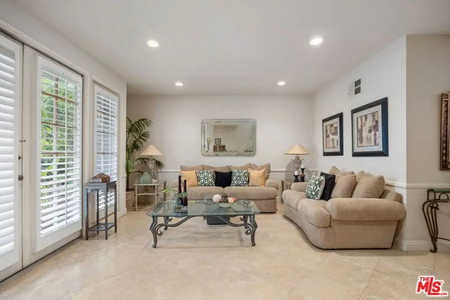 18135 Burbank Boulevard #8, Tarzana, CA 91356 - Image #3