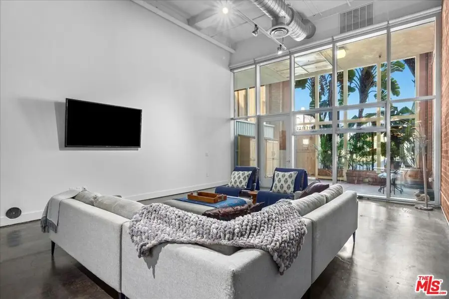 120 S Hewitt Street #6, Los Angeles, CA 90012 - #2