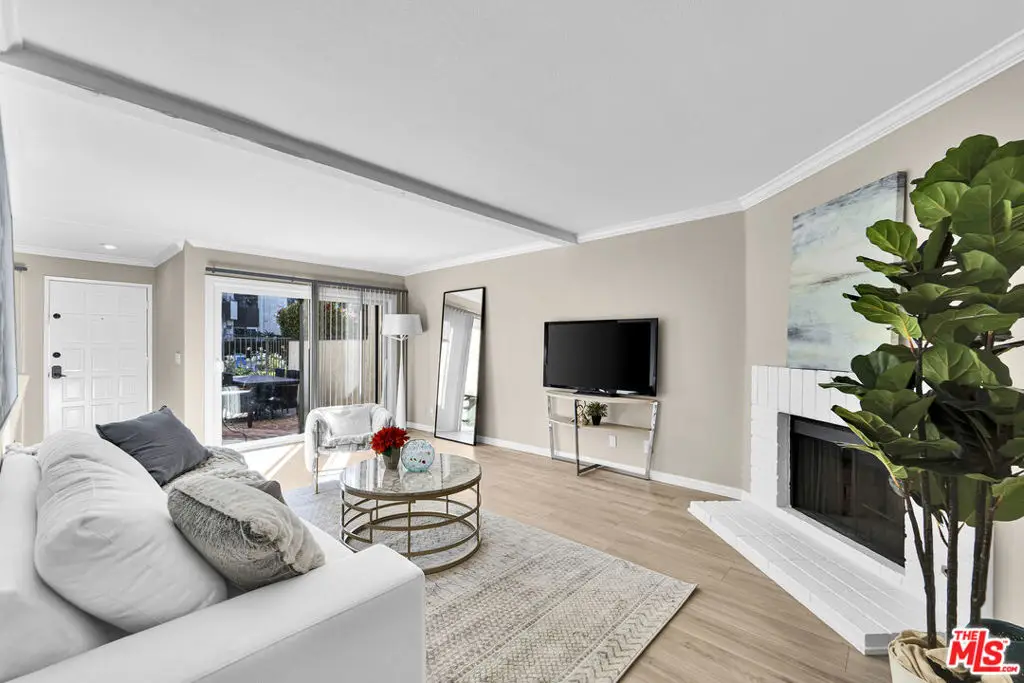 5800 Owensmouth Avenue #40, Woodland Hills, CA 91367 - Image #1