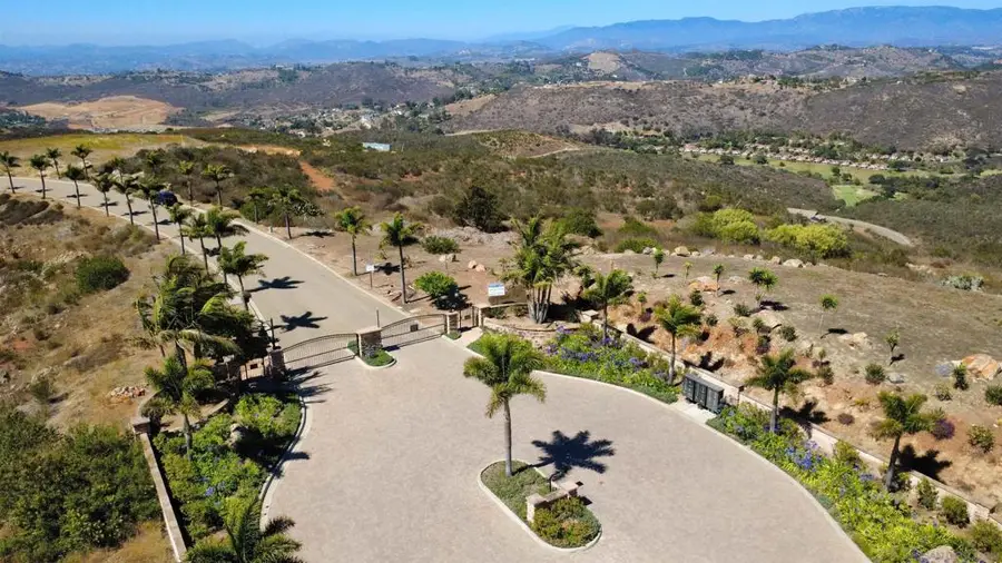 2220 Panoramic Dr., Vista, CA 92084 - #2