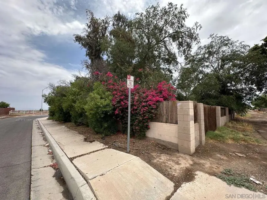 396 W Jones St, Brawley, CA 92227 - #2