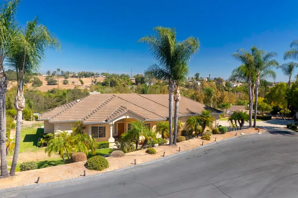 1221 Palomares Ct., Fallbrook, CA 92028 - #1