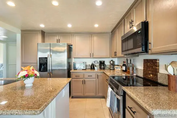 355 N Melrose Dr N #E, Vista, CA 92083