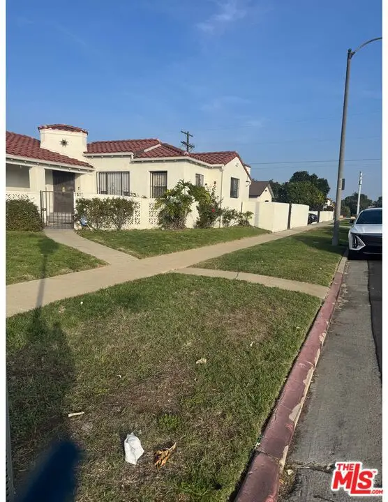 7530 S Hobart Boulevard, Los Angeles, CA 90047