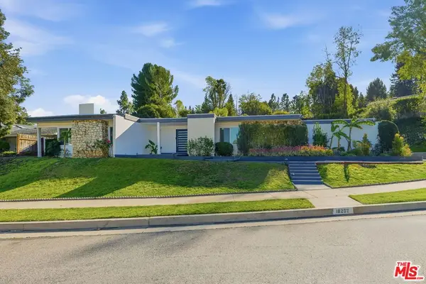 18202 Lake Encino Drive, Encino, CA 91316