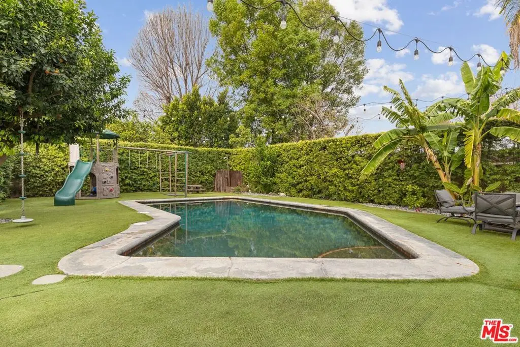 15735 Bassett Street, Lake Balboa, CA 91406 - #1