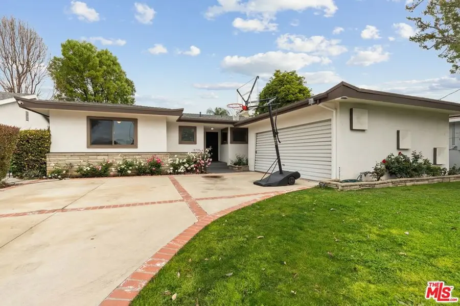 15735 Bassett Street, Lake Balboa, CA 91406 - #2